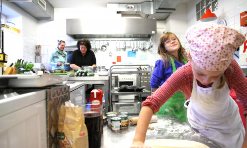 Beim täglichen Kinderkochen bereiten die Schülerinnen und Schüler das essen für ihre Lerngruppe selbstständig zu. Foto: Freie Schule Braunschweig
