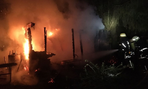 In der Nacht brannte eine Gartenlaube am Teichgarten. Fotos: Feuerwehr Wolfenbüttel