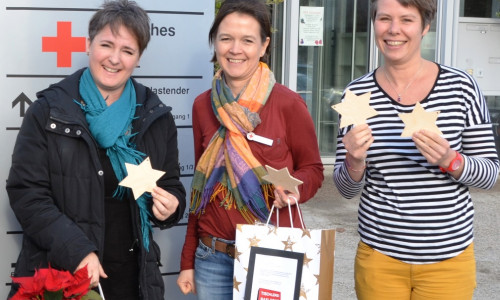 Spendenübergabe vor dem ITZ - von links Myriam Paelecke, die Therapeutinnen Andrea Bruns und Petra Kaschefski, Foto: Privat