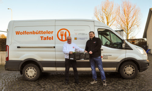 Die Tafel Wolfenbüttel ist auf Menschen wie Peter Moritz und Rafael Skrzeczek angewiesen, die regelmäßig gespendete Lebensmittel einsammeln, sortieren und an Bedürftige ausgeben. Foto: DRK