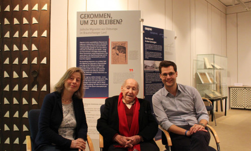 Dr. Silke Wagener-Fimpel vom Landesarchiv, Sally Perel und Michael Brandt in der Ausstellung. Foto: Landesarchiv
