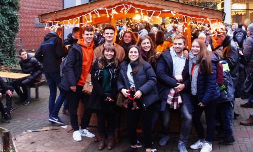 Schüler an der Glühpunschhütte beim Christophorusmarkt Foto: CJD Braunschweig 