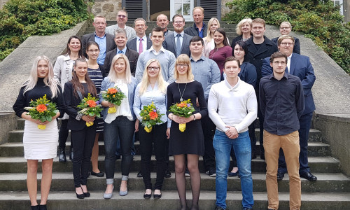 Oberbürgermeister Klaus Mohrs ehrte die besten Auszubildenden des vergangenen Ausbildungsjahres bei der Stadt Wolfsburg. Foto: Stadt Wolfsburg