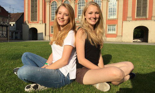 Nadin Schumann und Frederike werden nach ihrem Abitur ein Jahr im Ausland verbringen. Im Gespräch mit regionalHeute.de erzählen sie, wo es sie hin treibt. Fotos: Anke Donner 