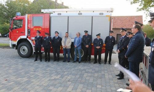 Vertreter von Feuerwehr und Verwaltung vor dem neuen Katastrophenschutzfahrzeug, das fortan in der Samtgemeinde Lutter stationiert ist. Foto: Nils Lohmann