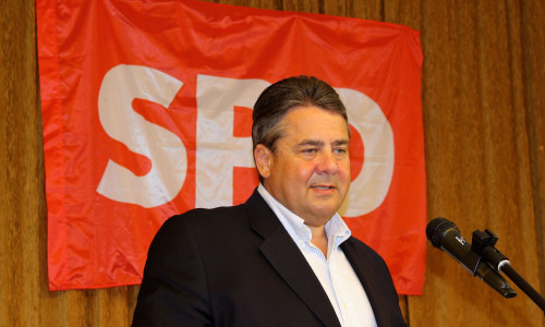 Sigmar Gabriel wurde wieder zum SPD-Bundesvorsitzenden gewählt. Allerdings mit nur 74,3 Prozent der Stimmen. Foto: Sina Rühland