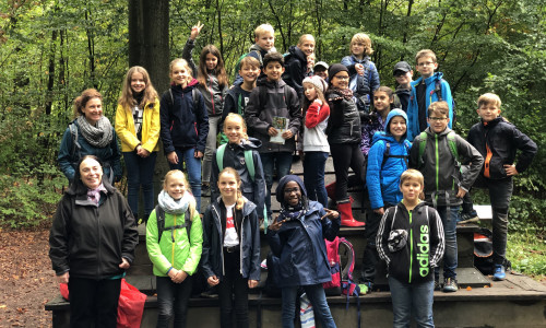 LÖWE – das bedeutet Langfristige Ökologische WaldEntwicklung. Auf dem 2,5 km langen Rundweg konnten die Schüler an verschiedenen Stationen mit allen Sinnen spielerisch den Wald genauer kennen lernen. Foto: THG

