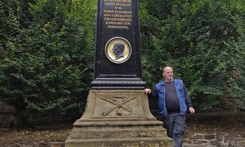 Ralf Siegemund am Denkmal. Foto: Privat
