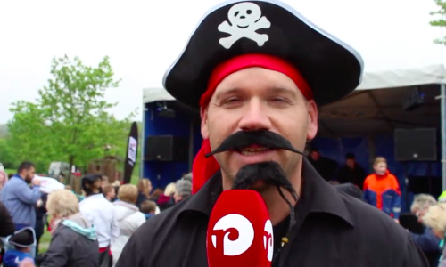 Martin Mahnkopf hat sich am Montag als Pirat verkleidet für den Traumspielplatz ins Zeug gelegt. Fotos: Nadine Munski-Scholz