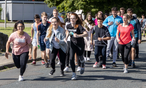 Die Schüler der LES laufen für den guten Zweck. Foto: Rudolf Karliczek