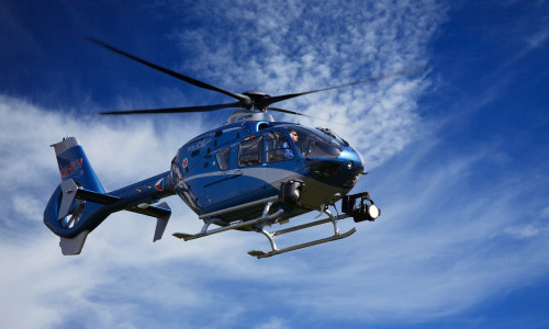 Die Polizei suchte unter anderem mit einem Hubschrauber nach den geflüchteten Tätern. Symbolbild: Pixabay