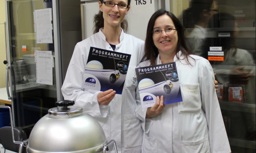 Dr. Christine Becker und Claudia Unverzagt mit der Lostrommel. Foto: Klinikum Wolfsburg