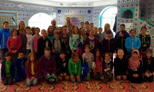 Die Schüler der Grundschule Jürgenohl ibescuhten m Rahmen ihres Leuchtturmprojektes "Vielfalt"  die Moschee der Türkisch-Islamischen Gemeinde Goslar. Foto: Göritz