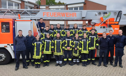 Die erfolgreichen Absolventen des Lehrgang mit ihren Ausbildern.

Foto: Freiwillige Feuerwehr Wolfenbüttel