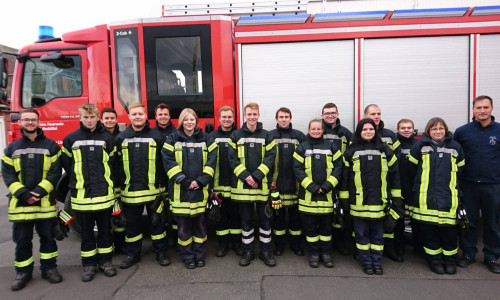 Gruppenbild der Lehrgangsteilnehmer mit Stadtausbildungsleiter Lars Markwardt (rechts im Bild). Foto: Feuerwehr Wolfenbüttel
