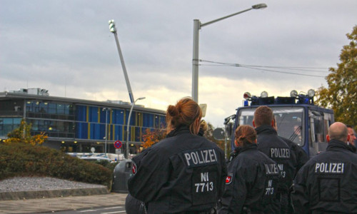 Die Beamten nahmen auf der Suche nach dem Täter an die 90 Eintracht-Fans ins Visier. Foto: Frank Vollmer/Archiv