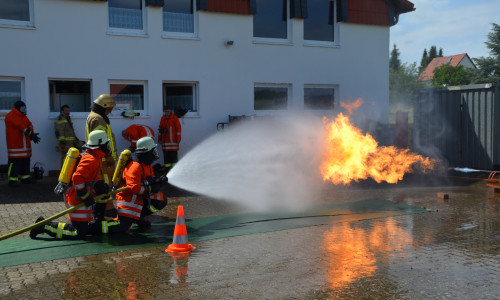 Im Zuge der Weiterbildung der Atemschutzgeräteträger fand in Dettum beim Feuerwehrgerätehaus eine Hohlstrahlrohrausbildung statt. Foto: Anja Seiffert 

