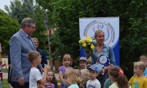 Erster Stadtrat Burkhard Siebert gratuliert der Kitaleiterin Sabrina Röttger zum „Markenzeichnen Bewegungskita“. Foto:
Stadt Goslar
