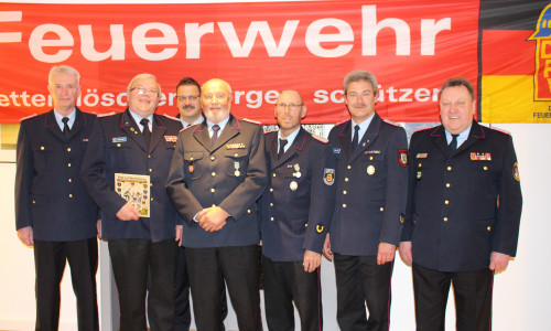 Marin Nagel, Udo Raders und Heinrich Marx mit dem Vorstand des Braunschweiger Feuerwehrverbandes.Fotos: Eva Sorembik
