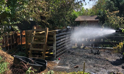 Der Komposthaufen war einer der Brandherde. Fotos: Gemeindefeuerwehr Lehre