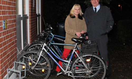 Ortsbürgermeisterin Ute Widow und Ortsbrandmeister Frank Denecke präsentieren die Fahrradständer am Feuerwehrgerätehaus Schandelah. Foto: Privat