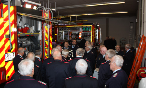 Die Feuerwehr-Senioren begutachten die neuen Fahrzeuge. Foto: Feuerwehr Goslar