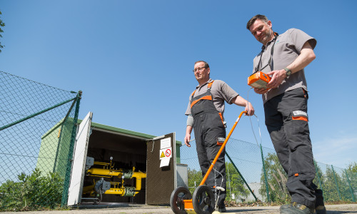 Das Gasspürgerät immer voran: Dirk Neubauer (li.) und Marcus Slomka von den Stadtwerken Wolfenbüttel kontrollieren die Erdgasleitungen zum turnusmäßigen Gasnetzcheck. Foto: Stadtwerke