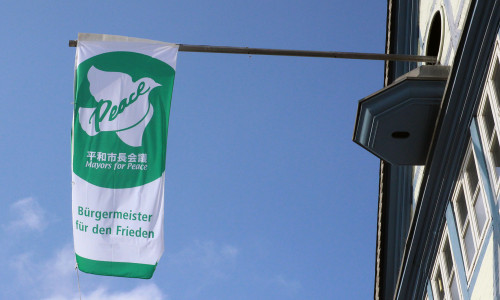 Die Flagge des weltweiten Städtebündnisses „Bürgermeister für den Frieden“ (Mayors for Peace) wurde gehisst. Foto: Stadt Wolfenbüttel. 