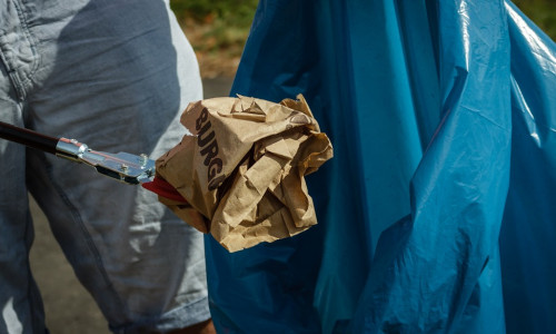 Freiwillige Helfer werden bei der Anmeldung mit Abfallsäcken und Handschuhen ausgestattet. Symbolfoto: Pixabay