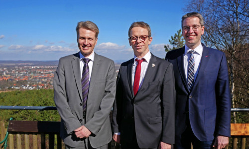 Dr. Jan Arning (Hauptgeschäftsführer Niedersächsischer Städtetag), Klaus Mohrs (Vorsitzender Oberbürgermeisterkonferenz) und Dr. Oliver Junk (Oberbürgermeister Goslar). Foto: Alexander Panknin
