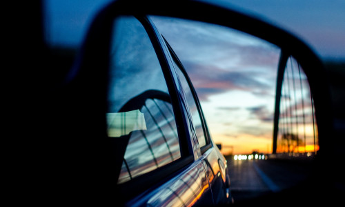 Der unbekannte Fahrer beschädigte ein parkendes Auto und verlor dabei offenbar selbst seinen Außenspiegel. Symbolfoto: Pixabay