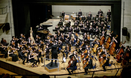 Knapp hundert motivierte junge und junggebliebene Musikerinnen und Musiker arbeiten in wöchentlichen Proben intensiv auf das Konzert hin. Foto: Martin Ly