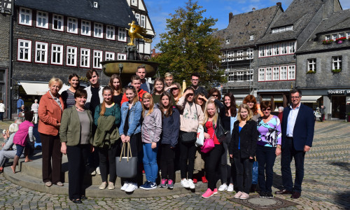 Tchechische Austauschschüler mit ihren Gastgebern am Marktbrunnen Foto: Stadt Goslar