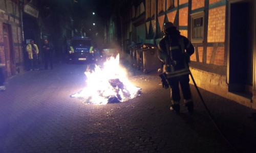 Die Feuerwehr löschte den Brand mit einem Schnellangriffsschlauch. Fotos: Feuerwehr Wolfenbüttel