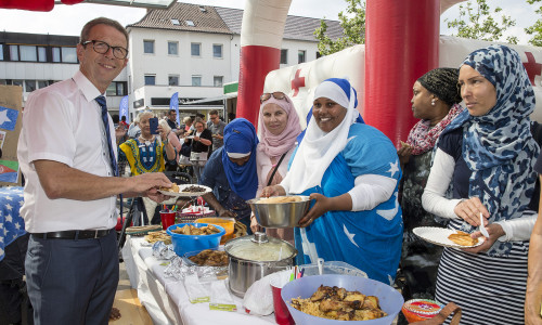 Oberbürgermeister Klaus Mohrs zu Gast im "Café Welcome" der Caritas Wolfsburg. Foto: Stadt Wolfsburg