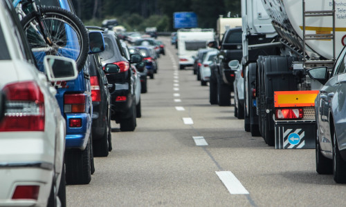 Im Jahr 2018 kam es wieder vermehrt zu Unfällen auf Autobahnen. Symbolbild: Pixabay