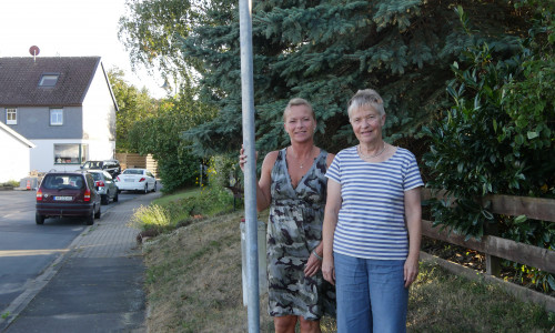 Bürgermeisterin Dunja Kreiser und Christiane Wagner-Judith freuen sich über die aufgestellten 30-km-Schilder in Gilzum.
Foto: Heiko Judith