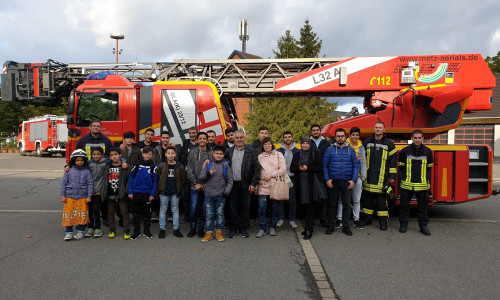 Anlässlich eines Projekts des Bildungs- und Interkulturellen Zentrums und der Freiwilligenagentur besuchten Kinder und Jugendliche mit Migrationshintergrund die Feuerwache in Goslar. Fotos: BIZ e.V. Goslar