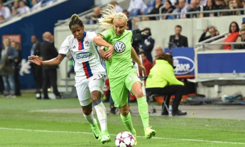 Olympique Lyon und der VfL Wolfsburg lieferten sich einen harten Kampf um den Einzug in das Champions League Halbfinale. Hier: Kadeisha Buchanan gegen Pernille Harder. Foto: Imago/PanoramiC