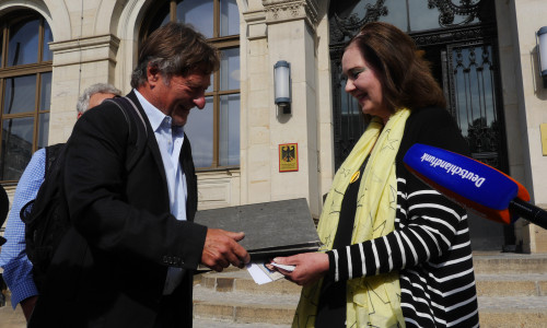 Hartmut Bäumer, Gründer und Sprecher des Aktionsbündnisses, übergibt die Petition an eine Vertreterin des Bundesverkehrsministeriums. Foto: Hartmut Bäumer