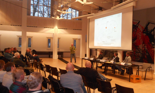 Dr. Eckhard Gottschalk diskutiert mit Interessierten über die heimischen Rebhuhnbestände und mögliche Schutzmaßnahmen. Foto: Landkreis Goslar