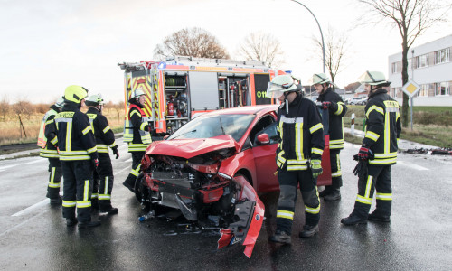 Das Auto wurde bei dem Unfall schwer beschädigt. Video/Fotos: Rudolf Karliczek