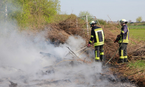 Die Feuerwehr bereitete dem Osterfeuer ein schnelles Ende. Fotos: Rudolf Karliczek