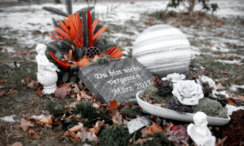 Heute: Der kleine Junge ruht auf dem Friedhof in Knesebeck. Eine Steinplatte trägt die Aufschrift: "Du bist nicht vergessen". Foto: Alexander Panknin; Videos: aktuell24