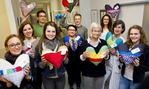 Dank der Spende der Schülerinnen und Schüler konnten die Damen von Brunswiek-Stars neue Herzkissen für die Patientinnen des Brustzentrums herstellen.
Foto:
Klinikum/Jörg Scheibe