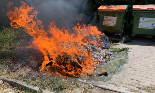 Am Donnerstag kam es zu einem Papiercontainerbrand. Fotos: Feuerwehr