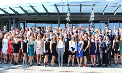 Die Abiturientinnen und Abiturienten der Großen Schule vor der Lindenhalle. Foto: Max Förster