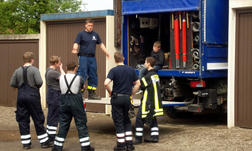 Die Vertreter des THW gaben den Feuerwehrkameraden Einblick in ihre Ausrüstung. Foto: THW