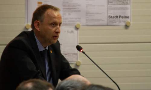 Bürgermeister Klaus Saemann spricht sehr betroffen zum Rat der Stadt Peine. Foto: Alexander Panknin