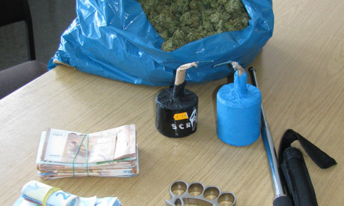 Bei einer Wohnungsdurchsuchung fanden die Beamten 1.000 Gramm Marihuana, 11.000 Euro Bargeld, sogenannte Polenböller, sowie einen Schlagring und einen Teleskopschlagstock. Foto: Polizei Wolfsburg